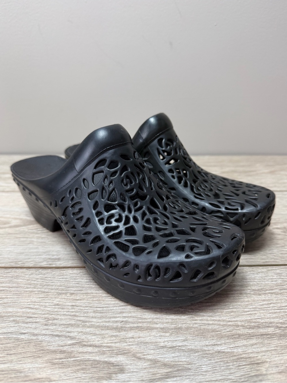 Dansko Pippa Molded Plastic Rubber Cut Out Clog Shoe Black Womens Size 39 US 8.5